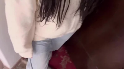喝尿没射享受她老公都舍不得作践她的身体的玩法