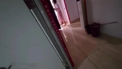老公还在家里就敢把少妇约出来，还骗老公出去取快递