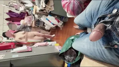 在服装店当着裁缝阿姨的面和男友操逼边操还边跟阿姨聊天