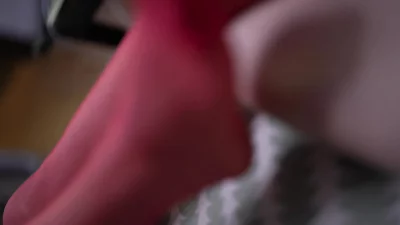 穿上红色吊带袜调情太性感了